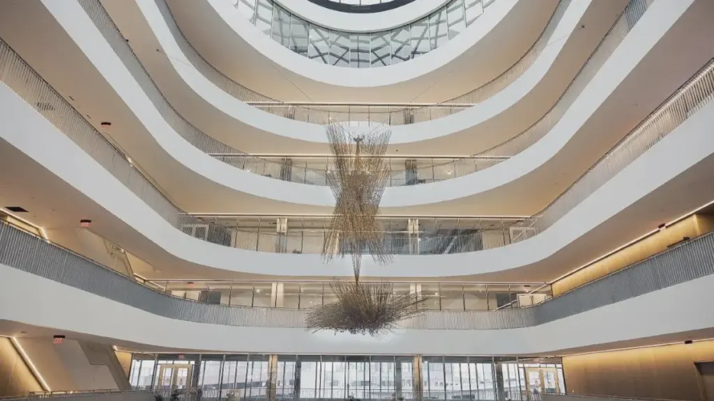 Glemt Mesterværk: Harry Bertoia-Skulptur Genopstår Efter Årtier i Mørkt Kælderrum
